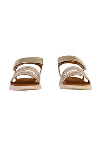 Gouden metallic sandalen met drie brede banden en een bruine voetbed. Plat ontwerp met een subtiele textuur, geschikt voor casual gebruik.
