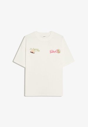 T-shirt blanc manches courtes avec texte vert et graphique cigare sur la poitrine gauche et texte rose « Puerto Rico » avec logo palmier sur la poitrine droite.