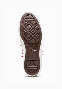 Sole della scarpa Converse All Star con una base in gomma marrone, caratterizzata da un motivo a diamante, pareti laterali bianche e accenti rossi lungo il tallone.