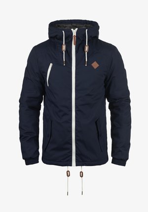Mørkeblå jakke med hætte, hvid lynlås og læderlignende detaljer. Har sidelommer og elastiske manchetter for en tætsiddende pasform.