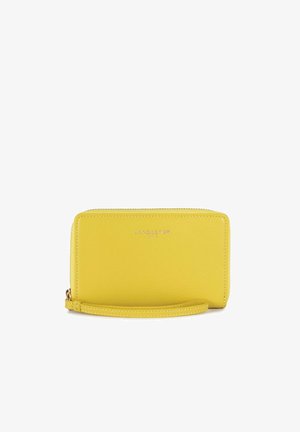 Portafoglio giallo in pelle con superficie texturizzata, chiusura con zip e una tracolla staccabile. Presenta il logo del marchio impresso sul davanti.