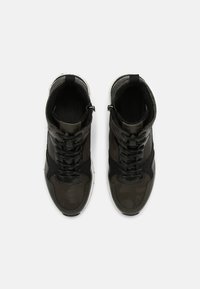 Sneakers alta in camo nero e verde scuro, con pannelli testurizzati, design con lacci e suole in gomma bianca.
