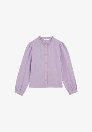 Lila blúz hosszú ujjakkal, fodros gallérral, gombos elülső résszel és díszítő varrással a gomboláson és a mandzsettákon. Puha anyag textúra.