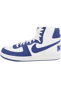Valkoiset ja siniset nahkaiset korkeavartiset tennarit, joissa on rei'itetty varvasosa, valkoiset nauhat ja näyttävä Nike-logo sivussa.