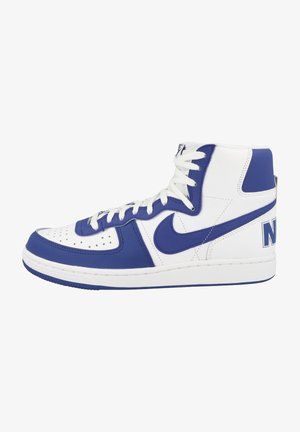 Zapatillas altas en cuero blanco y azul, con puntera perforada, cordones blancos y un prominente logo de Nike en el costado.