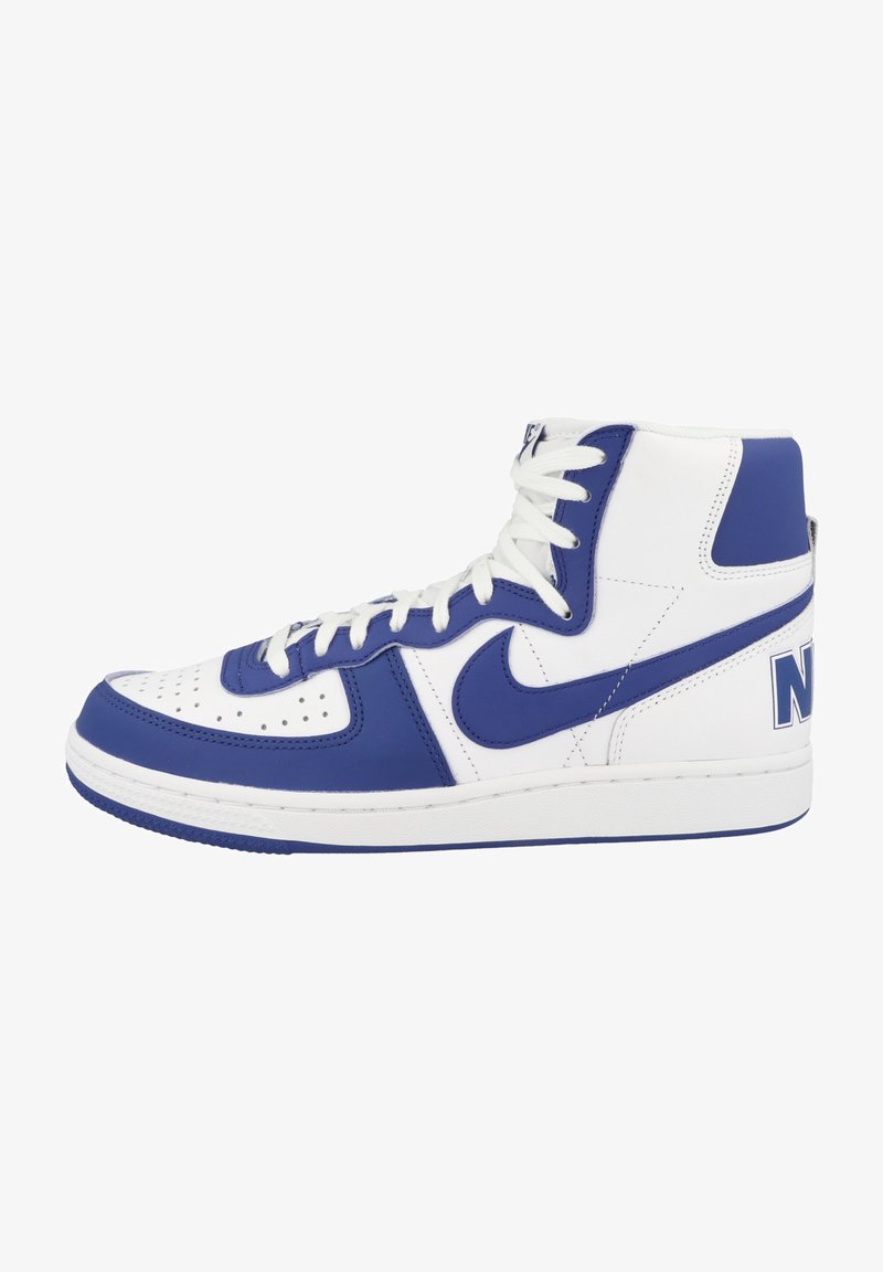 Vysoké tenisky z bílé a modré kůže, s perforovanou špičkou, bílými tkaničkami a výrazným logem Nike na boku.