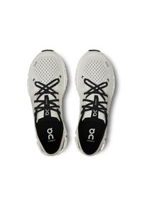 Baskets blanches avec un dessus en maille respirante, des lacets noirs et une semelle rembourrée. Logo et "CLOUD X" affichés en évidence sur la languette.