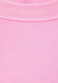 Rosa sweatshirt tyg med en slät yta och ribbad halsringning. Har en enfärgad design utan mönster eller accenter.