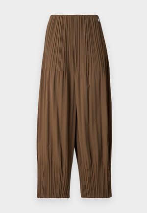 Pantaloni a pieghe marroni con una vestibilità ampia, dotati di una vita elastica e una lunghezza strutturata sotto il ginocchio. Tessuto morbido e leggero.