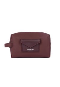 Necessaire bordeaux realizzato in materiale sintetico testurizzato, con una tasca frontale e logo impresso sulla patta. Chiusura con zip sulla parte superiore.