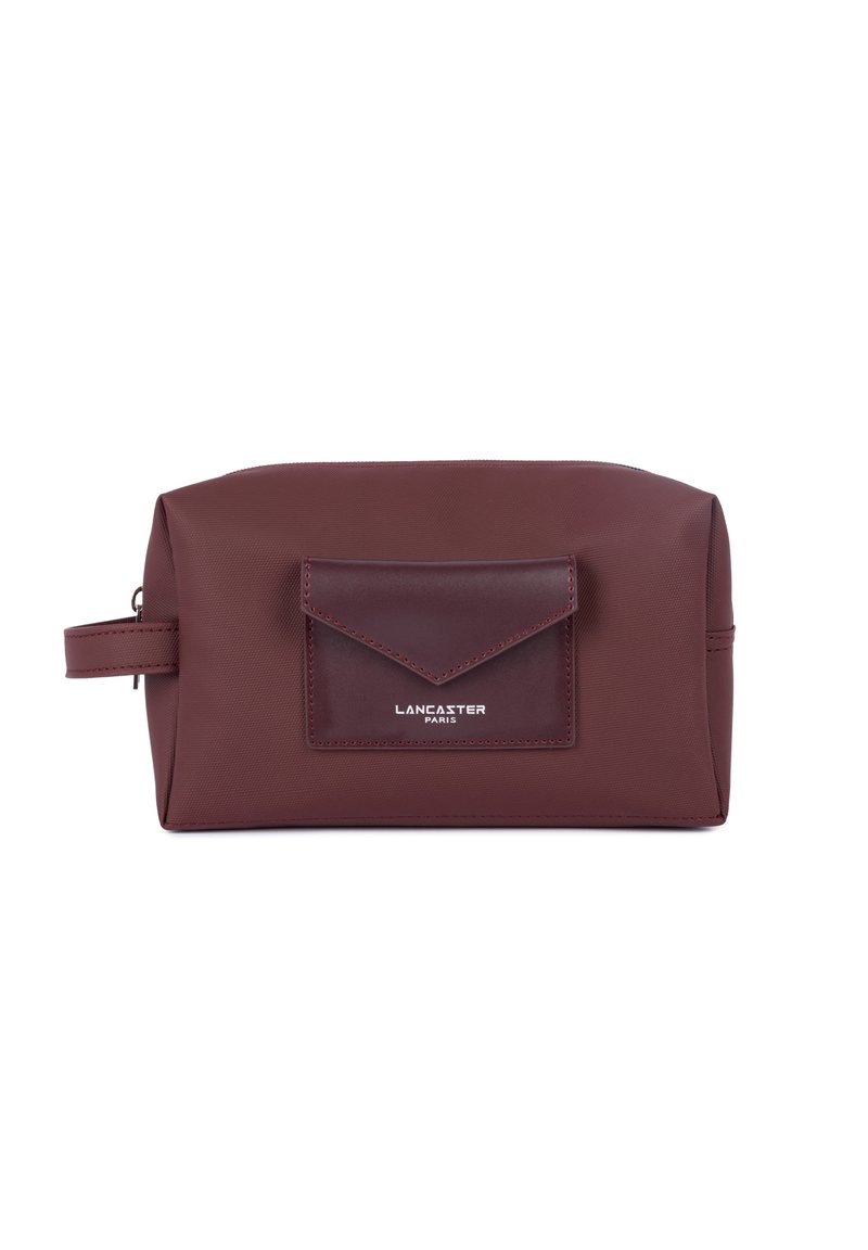 Necessaire bordeaux realizzato in materiale sintetico testurizzato, con una tasca frontale e logo impresso sulla patta. Chiusura con zip sulla parte superiore.
