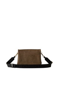 Borsa marrone con una texture, dalla forma rettangolare, dotata di una tracolla nera regolabile con la scritta "BORBONES" in rilievo e dettagli in metallo dorato.