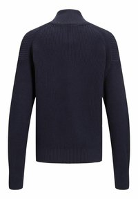 Laivastonsininen neulottu neule, jossa on korkea kaulus ja ribbisaumat. Ominaisuuksiin kuuluu teksturoitu kangas ja rento malli. Takakatsaus esitetty.