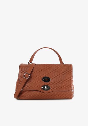 Borsa a mano in pelle marrone texturizzata con manico superiore, tracolla regolabile e due chiusure ovali nere a torsione sulla patta anteriore.