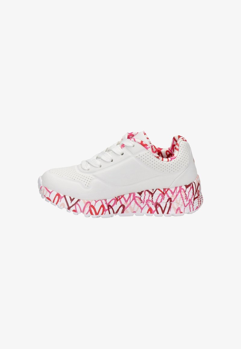 Weißer Sneaker mit perforiertem Obermaterial, ausgestattet mit einer dicken, rosa und roten Herzmuster-Sohle und einem floralen Innenfutter.