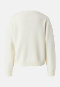Kremowy, dzianinowy sweter o luźnym kroju, z prążkowanym dołem i mankietami oraz okrągłym dekoltem. Prosty design, bez widocznych wzorów czy ozdób.