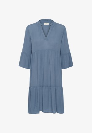 Robe bleue ample en tissu doux. Comprend un col froncé, des manches évasées trois-quarts et un ourlet évasé.