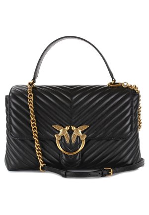 Borsa a tracolla nera in pelle trapuntata con motivo a zig-zag, hardware in tono oro e tracolla a catena removibile. Presenta un motivo di uccello sulla chiusura.