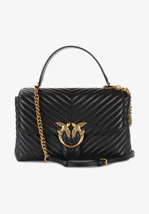 Bolsa de pele preta acolchoada com padrão em chevron, ferragens em tom de ouro e uma alça de corrente destacável. Apresenta um motif de pássaro na fivela.
