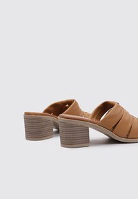 Sandra Fontán TILO - Heeled mules - camel
