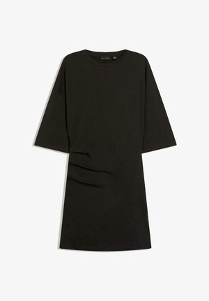 Fekete, rövid ujjú ruha kerek nyakkal és enyhe oldalsó ráncolással, fehér háttéren laposan elhelyezve.