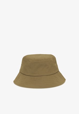 Sombrero tipo pescador color caqui hecho de tela ligera; cuenta con un ala ancha que cae hacia abajo y detalles cosidos a lo largo del borde.