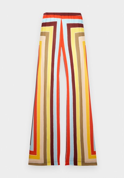 Παντελόνια με φαρδιά μπατζάκια με κάθετες και λοξές ρίγες σε κόκκινο, κίτρινο, μπλε, καφέ και μπεζ, με μπορντό ελαστική μέση.