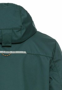 Mørkegrøn jakke med en struktureret finish, som har en hætte, refleksstribe og dekorativ syning på ryggen.