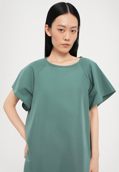 Lyhyet hihat, löysä malli muted green -värisestä kankaasta. Ominaisuuksiin kuuluu pyöreä kaula-aukko ja pehmeät, roikkuvat hihat, joissa on sileä pinta.