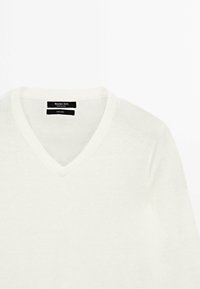 Pull en lin blanc à manches longues avec col en V de Massimo Dutti, doté d'une texture lisse et à maille fine.