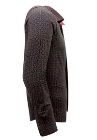 T-shirt met lange mouwen in donkere stof, voorzien van een geometrisch rood patroon, een klassieke kraag en knoopdetails aan de manchetten.