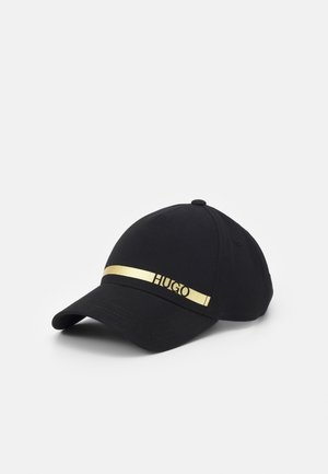 Schwarze Baseballkappe mit gebogenem Schirm und einem goldenen horizontalen Streifen, der auf der Vorderseite das Wort "HUGO" trägt.