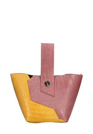 Handtas met krokodillenstructuur, gekenmerkt door roze en gele delen, een korte hengsel en een drukknoopsluiting. Opvallend geometrisch ontwerp.