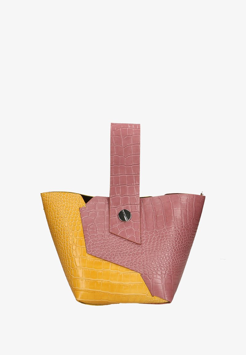 Sac à main en cuir texturé crocodile avec des sections rose et jaune, une poignée courte et un accent de fermeture à pression. Design géométrique distinct.
