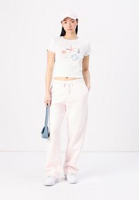 Hollister Co. Floral Graphic Baby Tee - T-shirt med print - cloud dancer