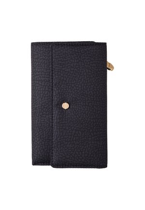 Portafoglio nero texturizzato con un motivo sottile, dotato di una chiusura a scatto con bottone dorato e di una forma rettangolare compatta.