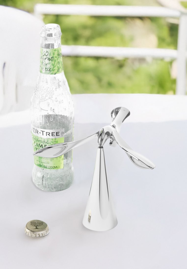 Silberner Korkenzieher mit stromlinienförmigem Design, spitzem Fuß und zwei geschwungenen Griffen, neben einer Glasflasche mit Sprudelwasser und einem Flaschenverschluss.