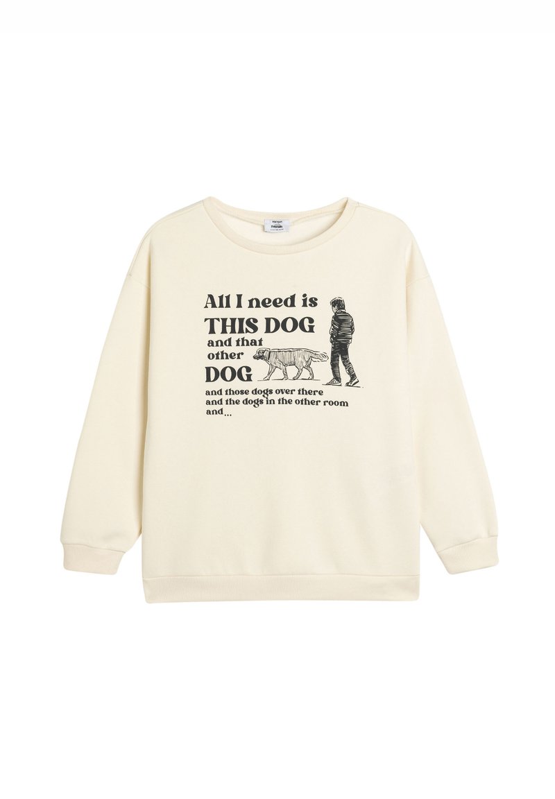 Sudadera color crema de corte holgado, con una impresión gráfica de una persona y perros. Mangas largas y escote redondo.