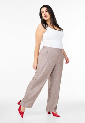 Svetlohnedé široké nohavice z ľanovej zmesi s textúrovanou väzbou a bočnými vreckami, v kombinácii s bielym tielkom a červenými lodičkami.