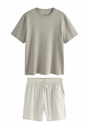 Graues Baumwoll-T-Shirt mit kurzen Ärmeln und Rundhalsausschnitt, kombiniert mit hell gestreiften Shorts mit elastischem Bund und Kordelzug.