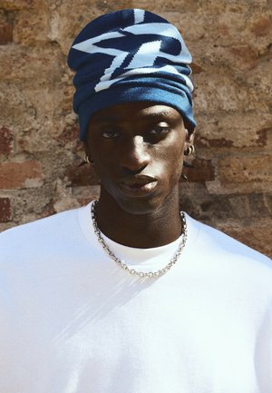 Bershka, KNITTED BEANIE - Bonnet - royal blue
