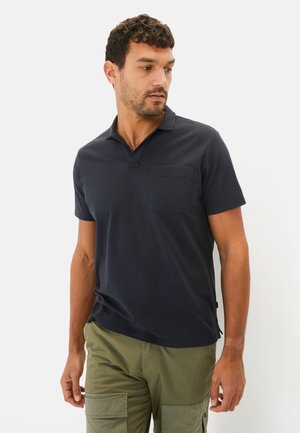 Marineblauwe polo met korte mouwen en een borstzak, gemaakt van een gestructureerde stof. Heeft een kraag en zijsplitten voor comfort.