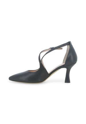 Scarpa da donna in pelle nera con tacco alto, punta appuntita, cinturini incrociati e tacco curvo di altezza media, mostrata di profilo.