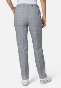 Grau karierte Hose mit maßgeschneidertem Schnitt, glatter Textur und Gürtelschlaufen. Das Design umfasst ein dezentes Karomuster und Gesäßtaschen.
