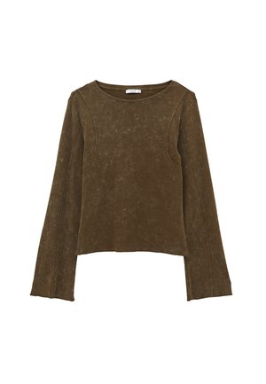 Košile s dlouhým rukávem z olivově zeleného semišového materiálu s kulatým výstřihem a výrazným prošitím podél rukávů a předních panelů.