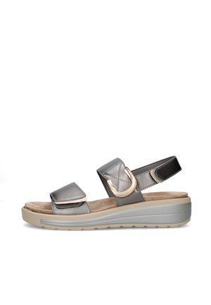 Sandalo grigio con punta aperta, cinturini regolabili, soletta imbottita e suola beige a zeppa, mostrato di profilo su sfondo bianco.