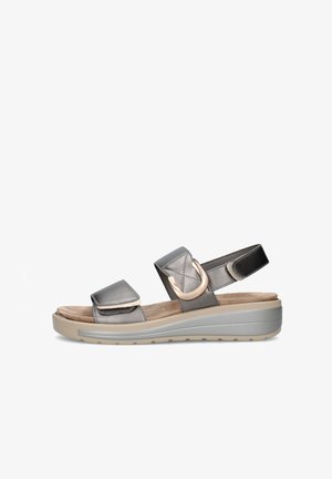 Sandalo grigio con punta aperta, cinturini regolabili, soletta imbottita e suola beige a zeppa, mostrato di profilo su sfondo bianco.