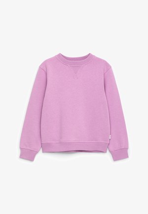 Sweat-shirt lilas à col rond, manches longues, poignets et ourlet côtelés, avec une petite étiquette cousue sur la couture latérale.