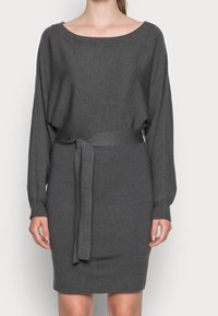 Graues Strickkleid mit lockerer Passform, Bootsausschnitt, langen Ärmeln und einem passenden Bindegürtel in der Taille. Glatte Textur mit gerippten Akzenten.