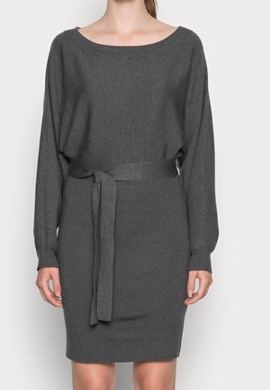 Robe en tricot gris avec une coupe décontractée, décolleté bateau, manches longues et une ceinture assortie à la taille. Texture lisse avec des accents côtelés.